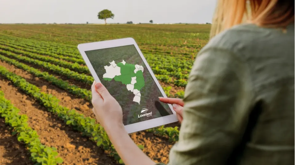 Moça com um tablet nas mãos